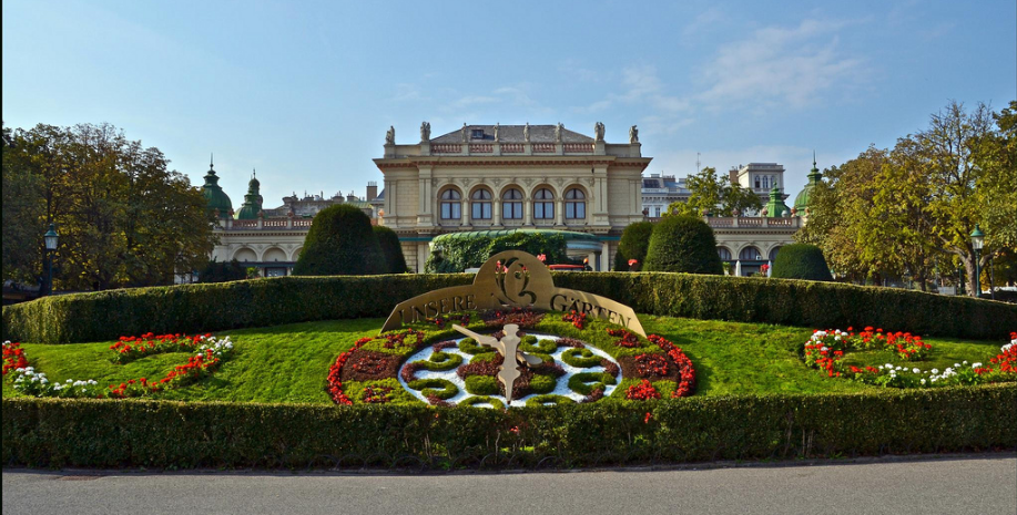 Далі оговтується в Міський парк, щоб подивитися ще один символ Відня - Курсалон (Kursalon) з годинником з квітів