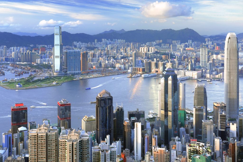 Гонконг вражає всіх великою кількістю хмарочосів, метушнею мегаполісу і неймовірною комбінацією традицій Сходу і Заходу