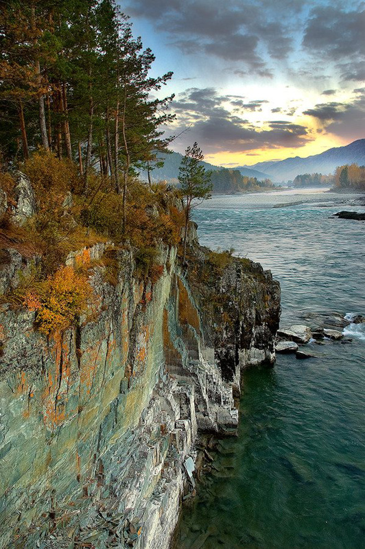 Катунь - одна з найбільших   річок   на Алтаї, головна водна артерія Гірського Алтаю, в місці злиття з   рікою Бия   утворює   річку Об