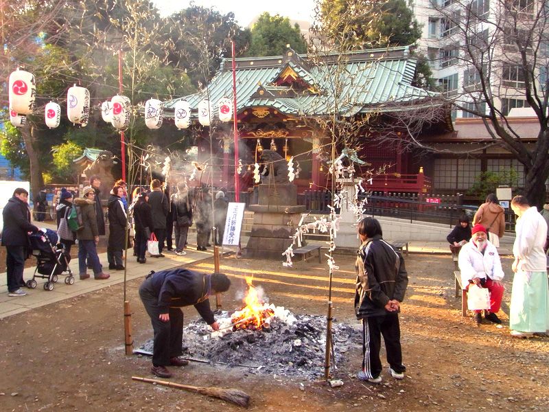 У святилище Кінно Хатімангу в токійському районі Сібуя не надто людно