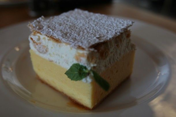 Являє собою десерт з двох тонких листів листкового тіста, між якими шар жовтого заварного крему і білого суфле
