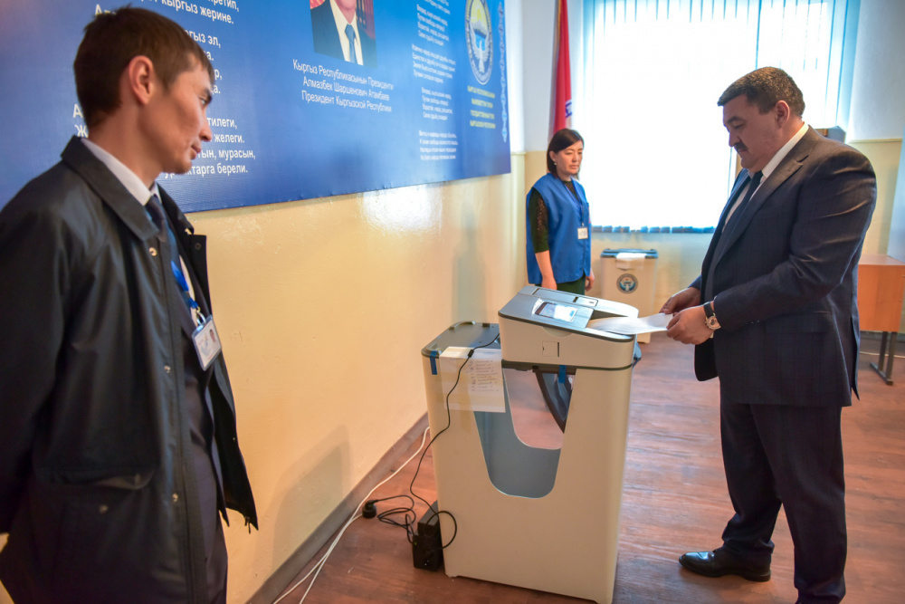 Мер Бішкека Албек Ібраїмов проголосував на виборчій дільниці №7196 в селі Арашан Аламудунский району Чуйської області