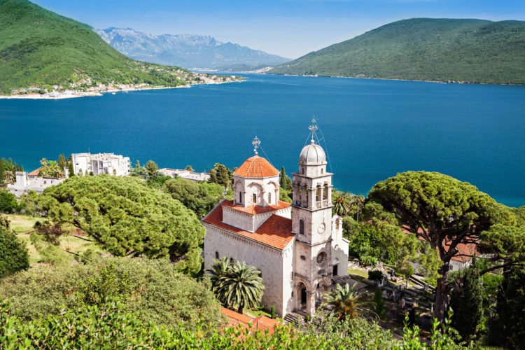 Чорногорія є ідеальним місцем для відпочинку, тому що в ній поєднується м'який клімат, чисте повітря, тепле море