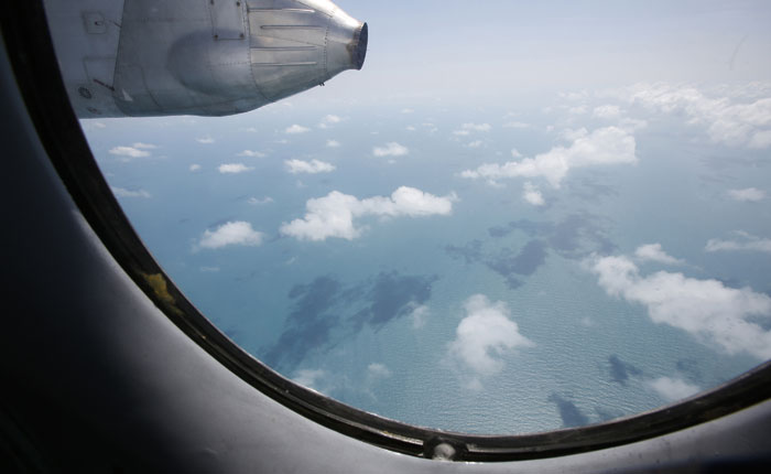 Попередні авіакатастрофи свідчать про те, що впав в море літак буває вкрай складно знайти   Вид з ілюмінатора АН-26 в'єтнамських ВПС, відправленого на пошуки зниклого літака