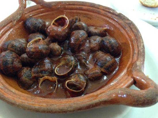 Назвати це блюдо типовим для Іспанії не можна, хоча більше равликів з'їдають тільки у Франції та Італії