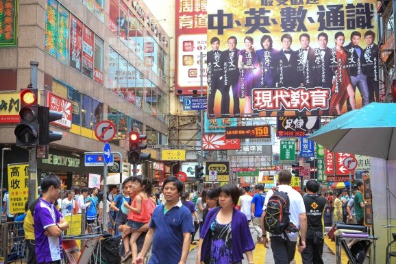 За електронікою і мобільними телефонами потрібно вирушати на Sham Shui Po (західна частина півострова Коулун) або Mobile Phone Market / Sincere Podium (83 Argyle Street, Mongkok, Hong Kong), за комп'ютерами і ноутбуками - в Wanchai Computer Center (130 Hennessy Road, Wanchai )